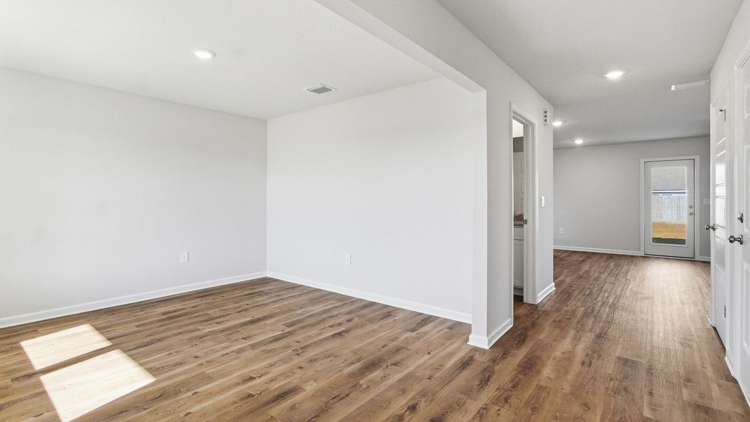 Spacious, unfurnished interior of a new home in Wesley Park, Crawfordville (Image 15).