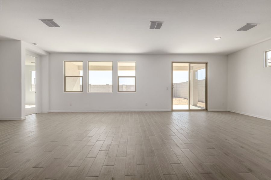 Spacious, unfurnished interior of a new home in Las Ventanas, Goodyear (Image 9).