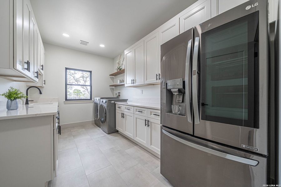 Furnished interior view inside a new home in , Bandera (Image 6).