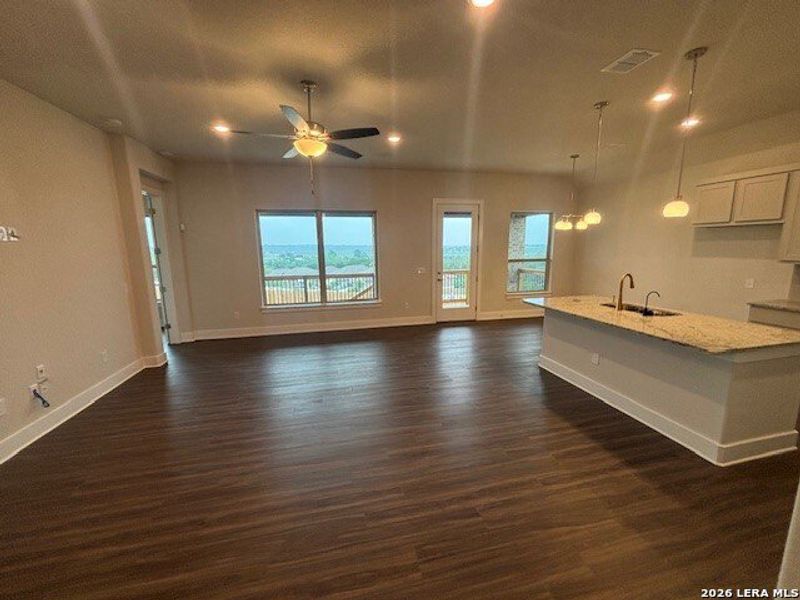 Spacious, unfurnished interior of a new home in Cibolo Crossing, Universal City (Image 8).