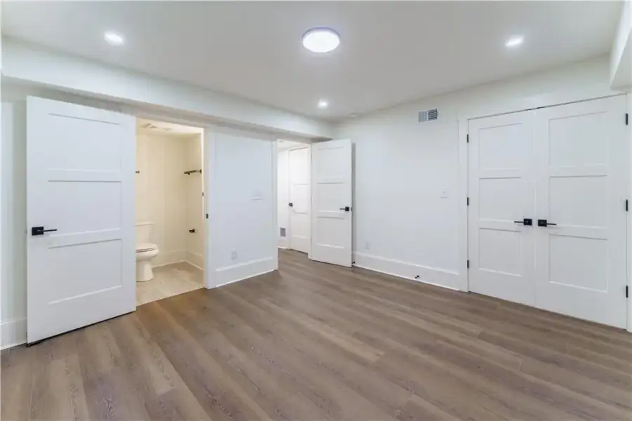 Spacious, unfurnished interior of a new home in , Sandy Springs (Image 22).