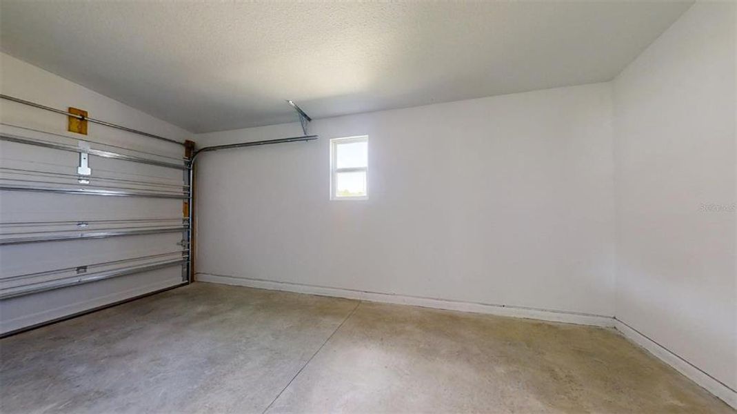 Spacious, unfurnished interior of a new home in , Dunnellon (Image 14).