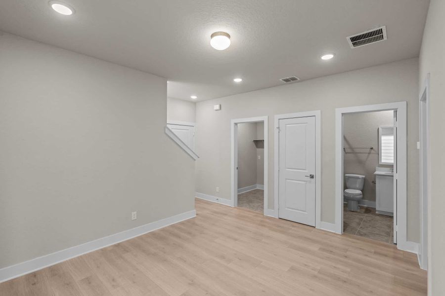 Spacious, unfurnished interior of a new home in Rose Hill, San Antonio (Image 16). Spacious, unfurnished interior of a new home in Rose Hill, San Antonio (Image 16).