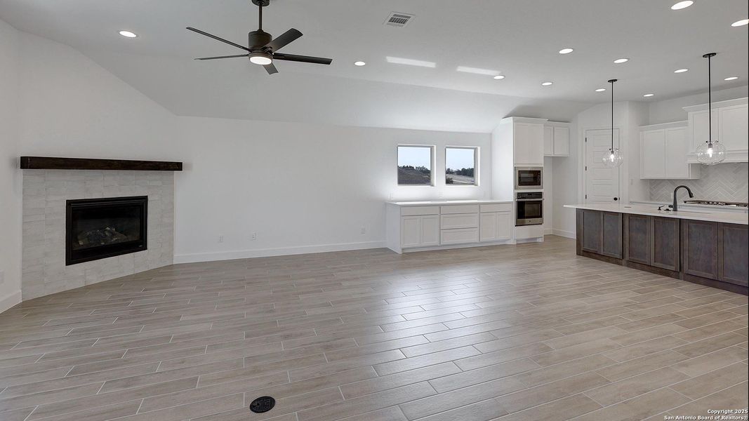Spacious, unfurnished interior of a new home in Esperanza 50', Boerne (Image 26).