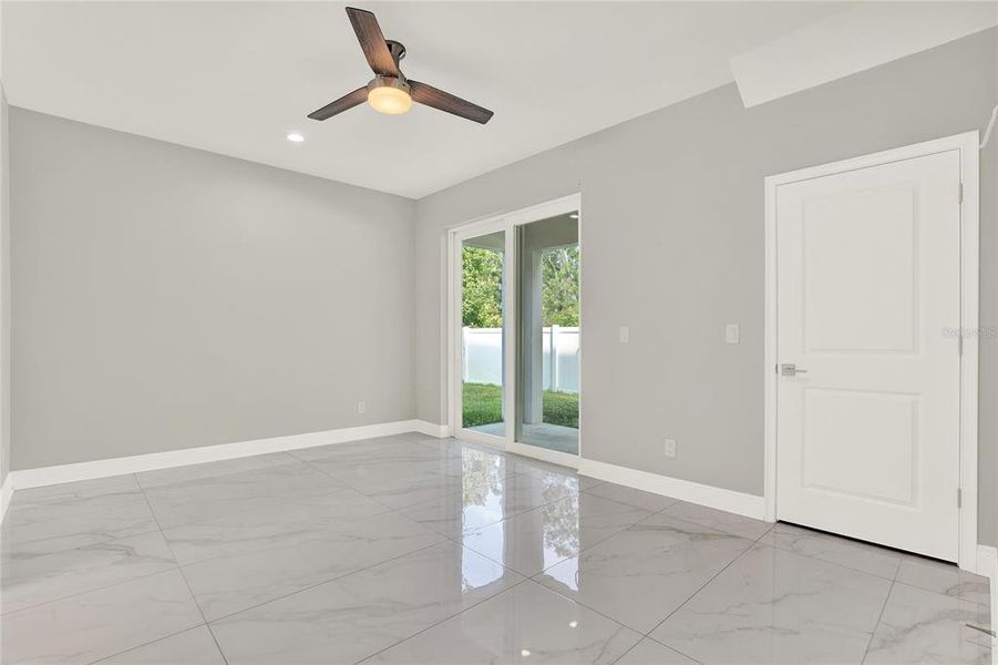 Spacious, unfurnished interior of a new home in , Tampa (Image 36).