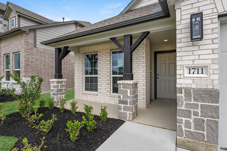 Exterior details and patio area of a home in Barton Creek Ranch, Conroe (Image 3).