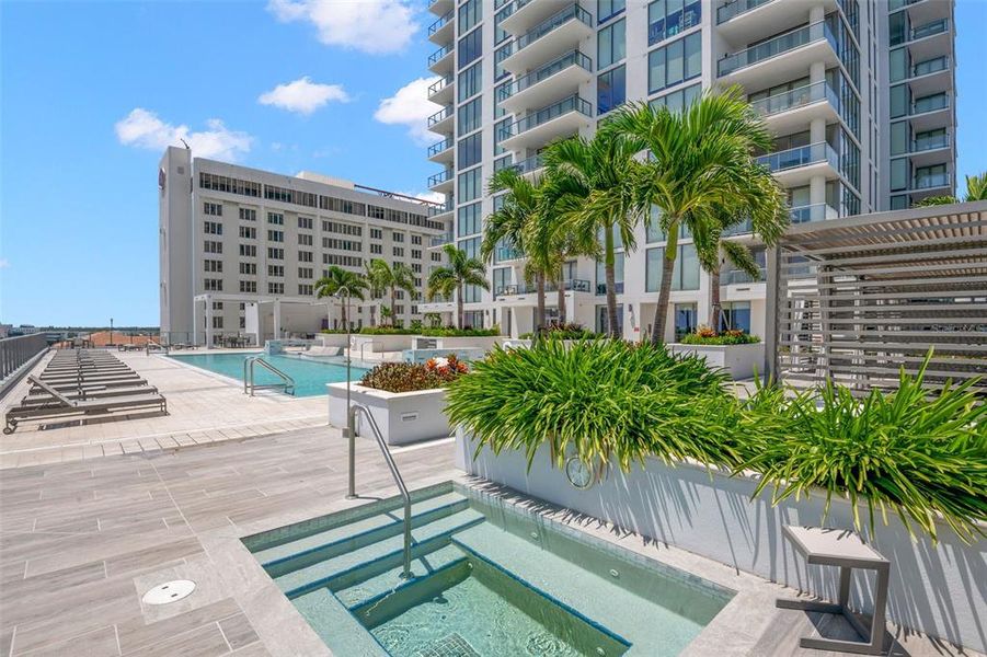 Condo located in St. Petersburg, FL showcasing its design and architecture (Image 20).