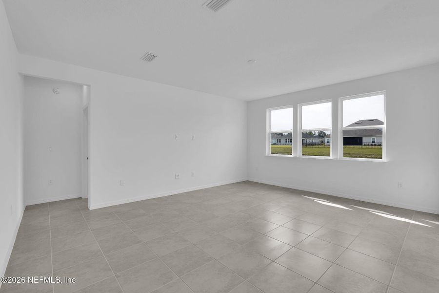 Spacious, unfurnished interior of a new home in Hyland Trail, Green Cove Springs (Image 17).