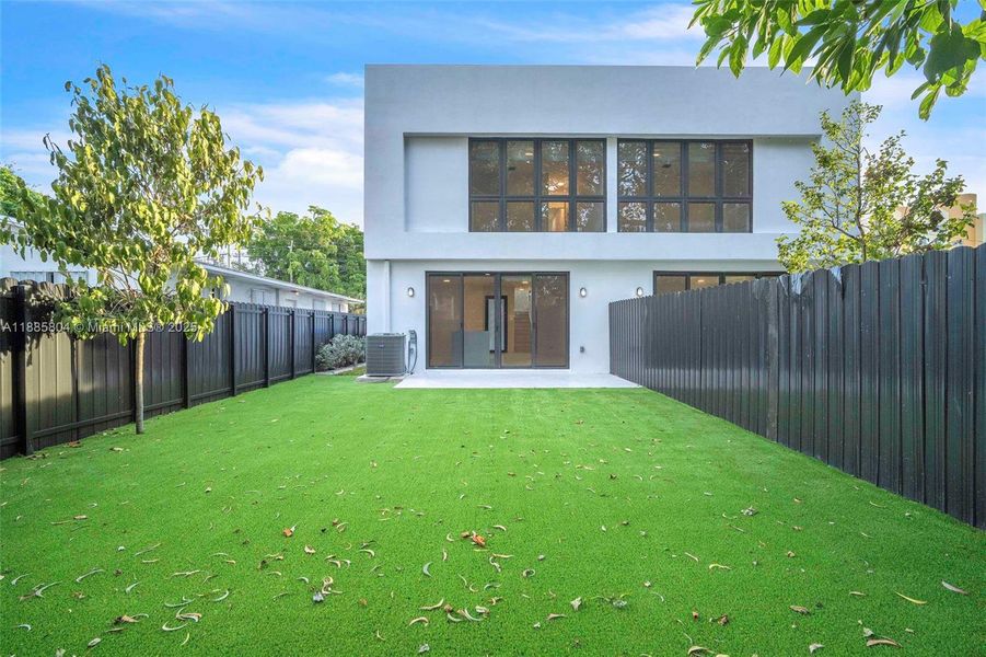 Exterior details and patio area of a home in , Miami (Image 35).