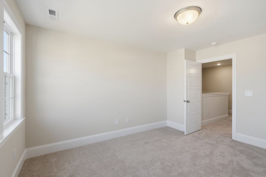 Spacious, unfurnished interior of a new home in Sidbury Landing, Wilmington (Image 25).