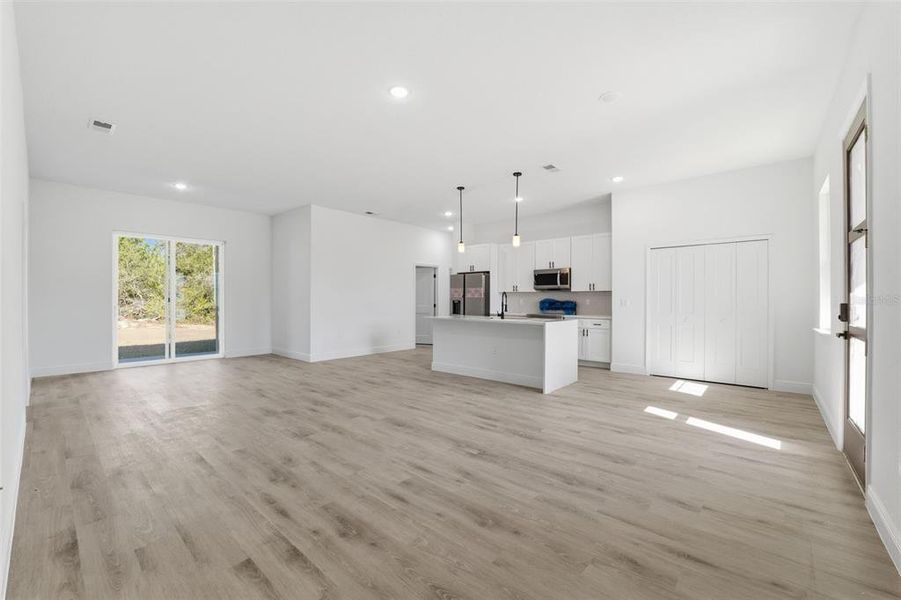 Spacious, unfurnished interior of a new home in , Ocala (Image 21).