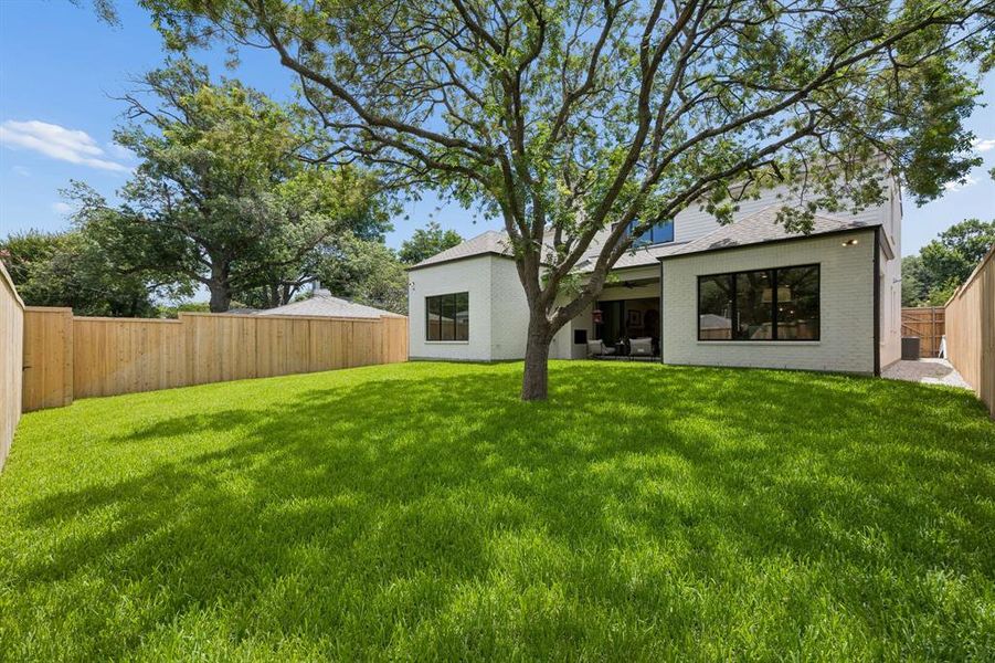 Exterior details and patio area of a home in , Dallas (Image 4).