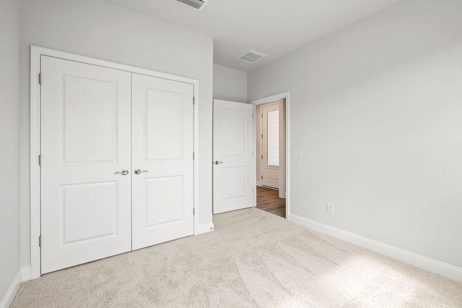 Spacious, unfurnished interior of a new home in Waterways, Richmond Hill (Image 16).