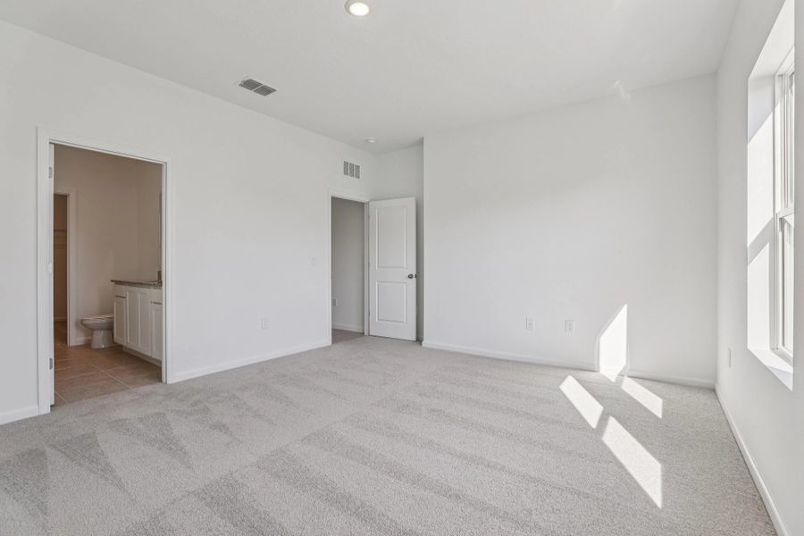 Representative unfurnished interior of a home built from the Halo by Starlight Homes in Hawks Run, Kissimmee (Image 17).