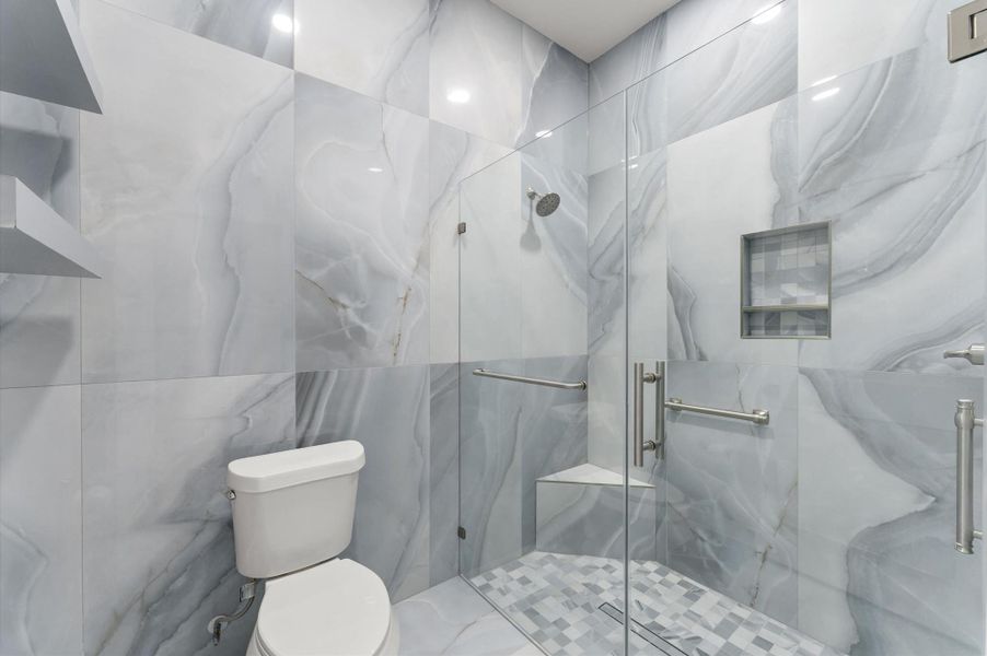 Furnished interior view inside a new home in , Rosharon (Image 13).