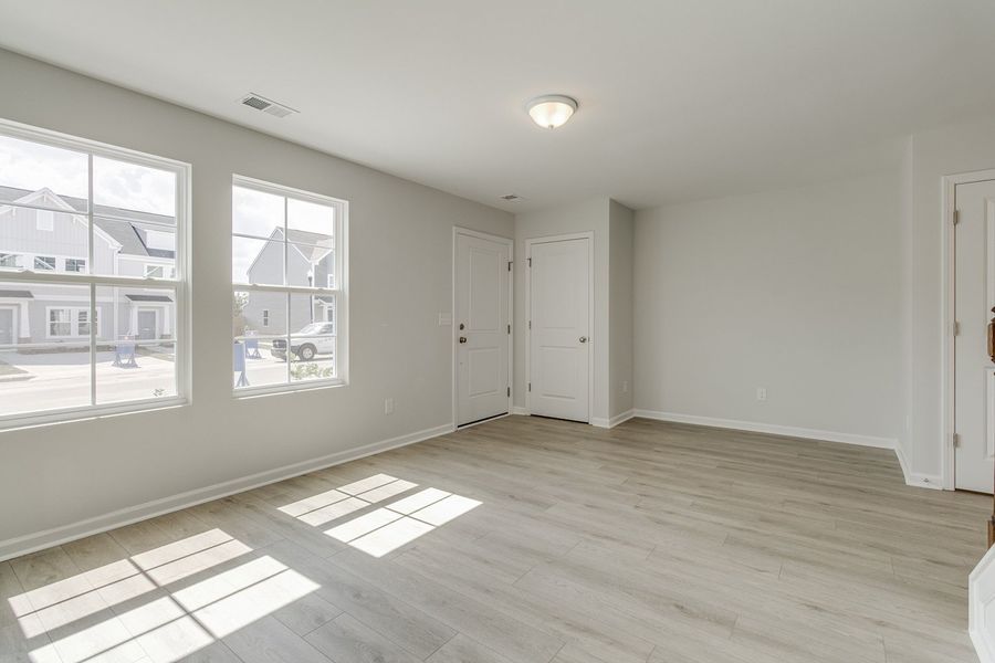 Spacious, unfurnished interior of a new home in Astoria, Columbia (Image 14).