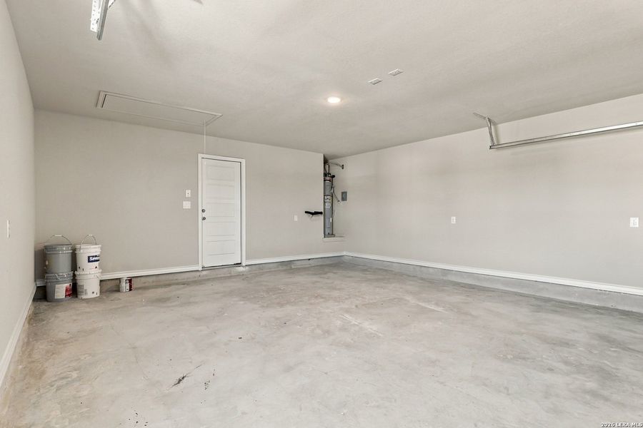 Spacious, unfurnished interior of a new home in , Poteet (Image 33).