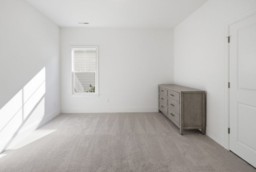 Spacious, unfurnished interior of a new home in Sidbury Landing, Wilmington (Image 34).