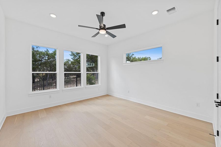 Spacious, unfurnished interior of a new home in Rough Hollow The District, Lakeway (Image 17). Spacious, unfurnished interior of a new home in Rough Hollow The District, Lakeway (Image 17).