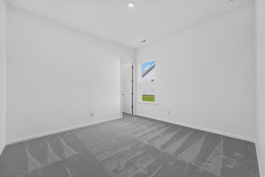 Spacious, unfurnished interior of a new home in Estates at Sugar Creek, Fort Mill (Image 27).