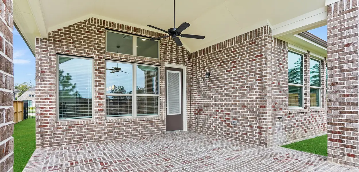 Exterior details and patio area of a home in Brookewater, Rosenberg (Image 3).