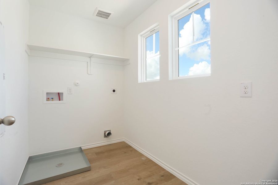 Spacious, unfurnished interior of a new home in Fairway Crossing 40s, San Antonio (Image 30).