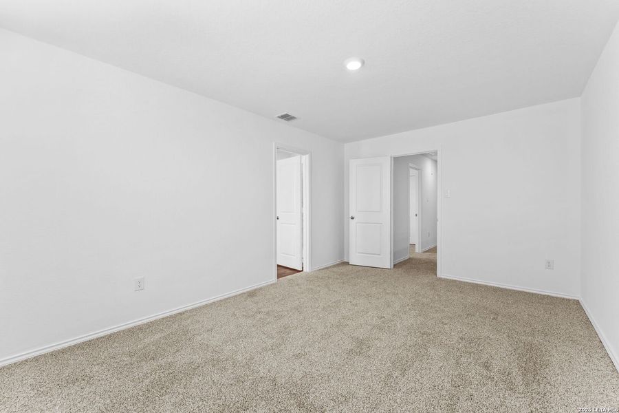 Spacious, unfurnished interior of a new home in Laurel Vistas, San Antonio (Image 14).