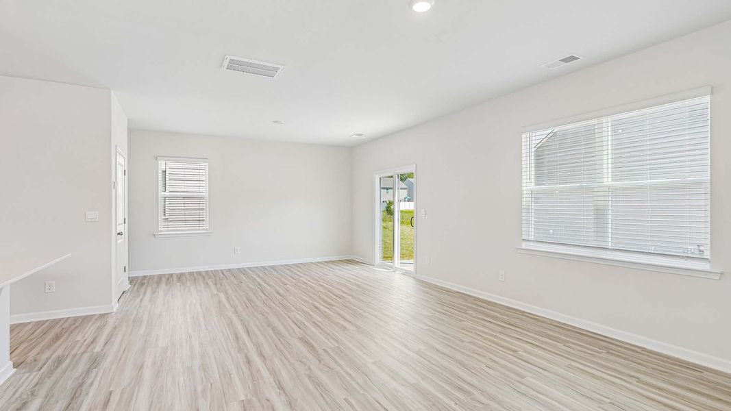 Spacious, unfurnished interior of a new home in Fergus Crossing, York (Image 11).