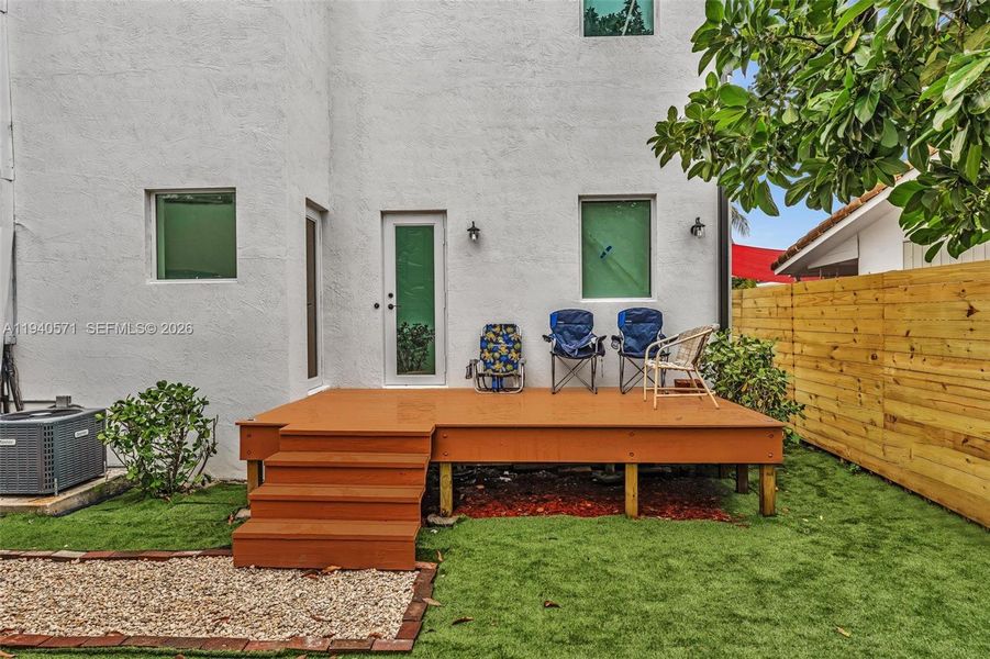 Exterior details and patio area of a home in , Miami (Image 25).