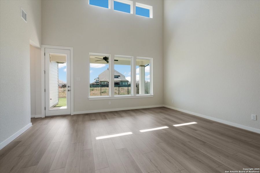 Spacious, unfurnished interior of a new home in Foxbrook, Cibolo (Image 29).