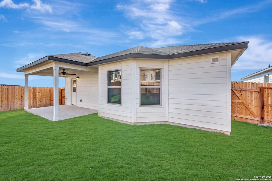 Exterior details and patio area of a home in Mesquite Ridge, San Antonio (Image 3).