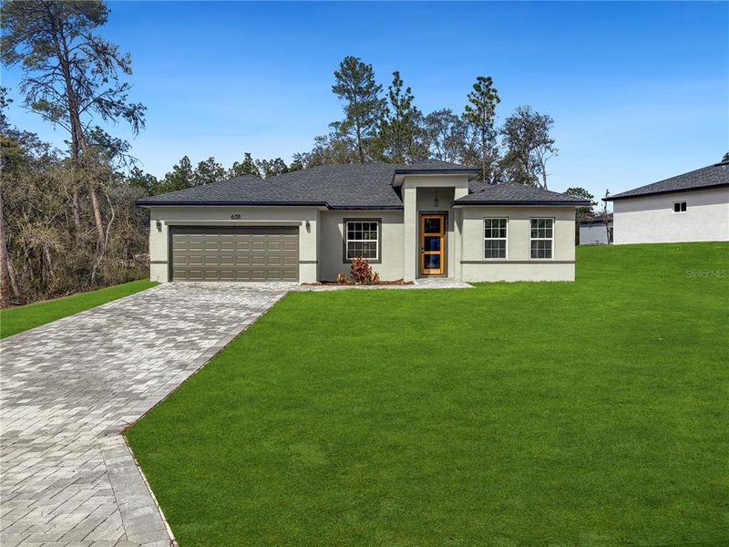 Exterior details and patio area of a home in , Dunnellon (Image 3).