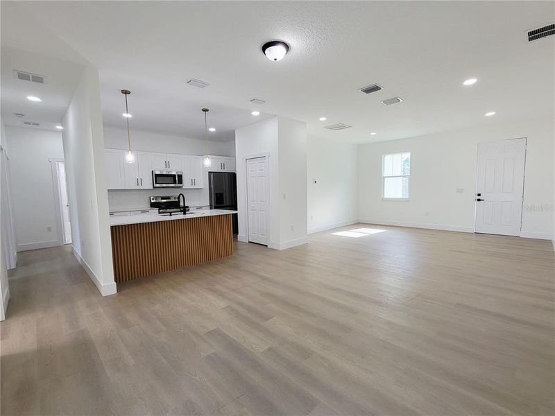 Spacious, unfurnished interior of a new home in , Palm Bay (Image 16).