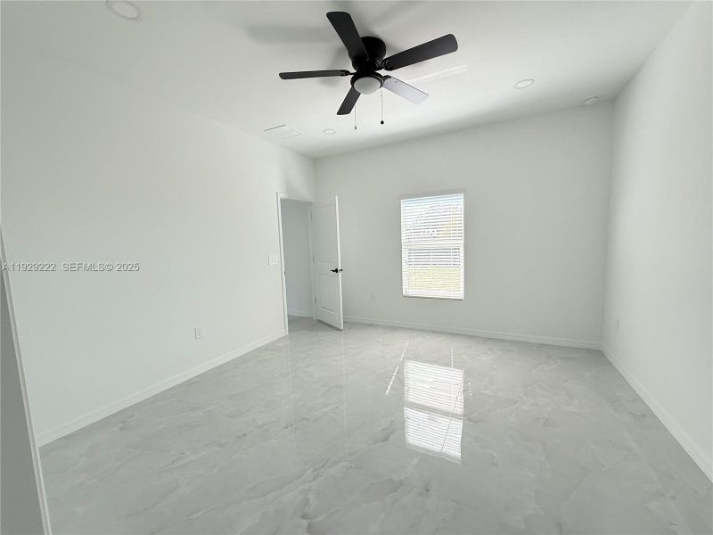 Spacious, unfurnished interior of a new home in , Punta Gorda (Image 10).