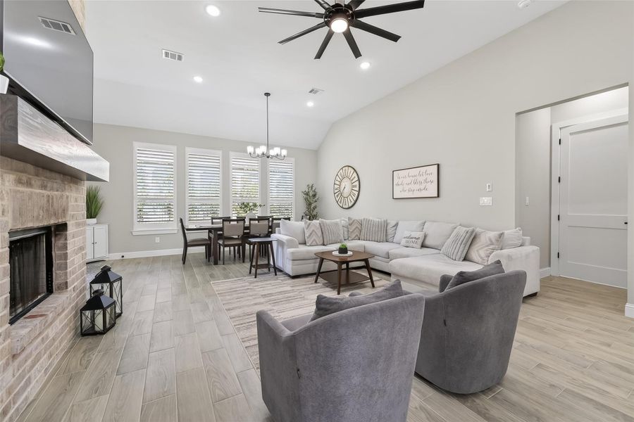 Spacious family room with seamless flow to dining area. Spacious family room with seamless flow to dining area.