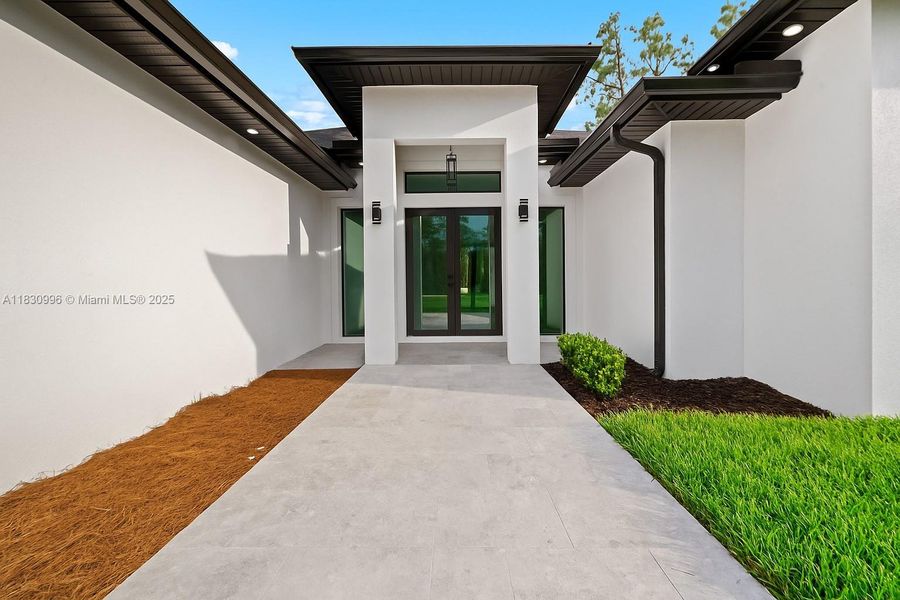 Exterior details and patio area of a home in , Naples (Image 3).