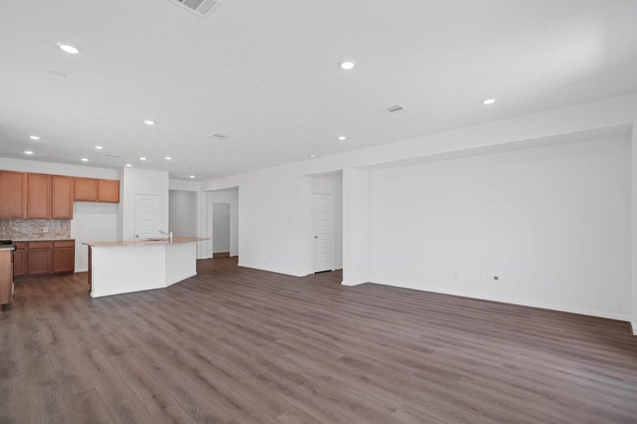 Spacious, unfurnished interior of a new home in Sagecrest Preserve, Conroe (Image 15).