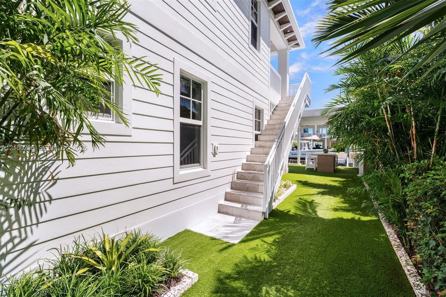 Exterior details and patio area of a home in , Tavernier (Image 39).