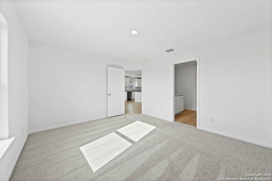 Spacious, unfurnished interior of a new home in Savannah Place, San Antonio (Image 14).