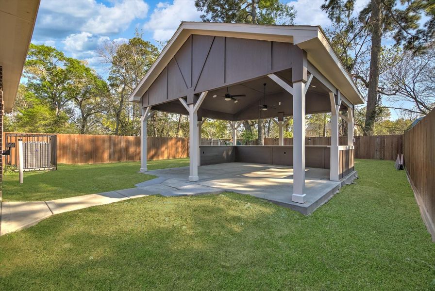 Exterior details and patio area of a home in , Houston (Image 24).