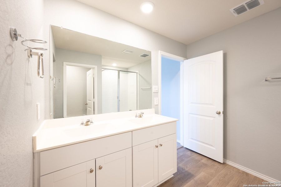 Furnished interior view inside a new home in , Seguin (Image 9).