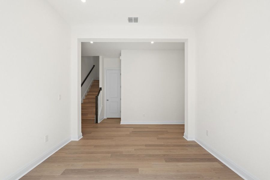 Spacious, unfurnished interior of a new home in Persimmon, Buda (Image 40).