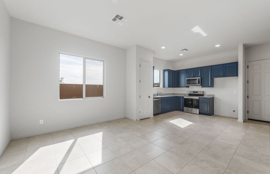 Spacious, unfurnished interior of a new home in Artisan at Asante, Surprise (Image 30).