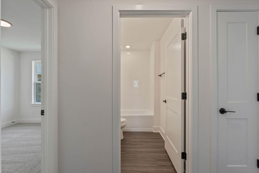 Spacious, unfurnished interior of a new home in Grand Oaks Reserve, Cleveland (Image 24).