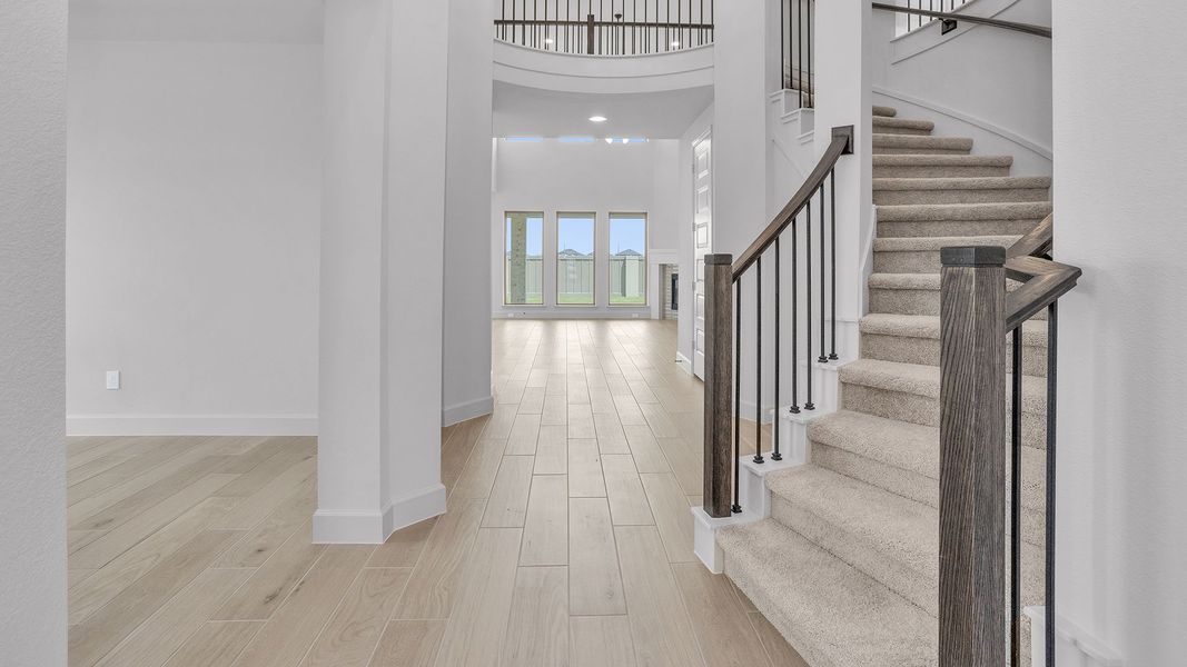 Spacious, unfurnished interior of a new home in Cross Creek West, Fulshear (Image 22).