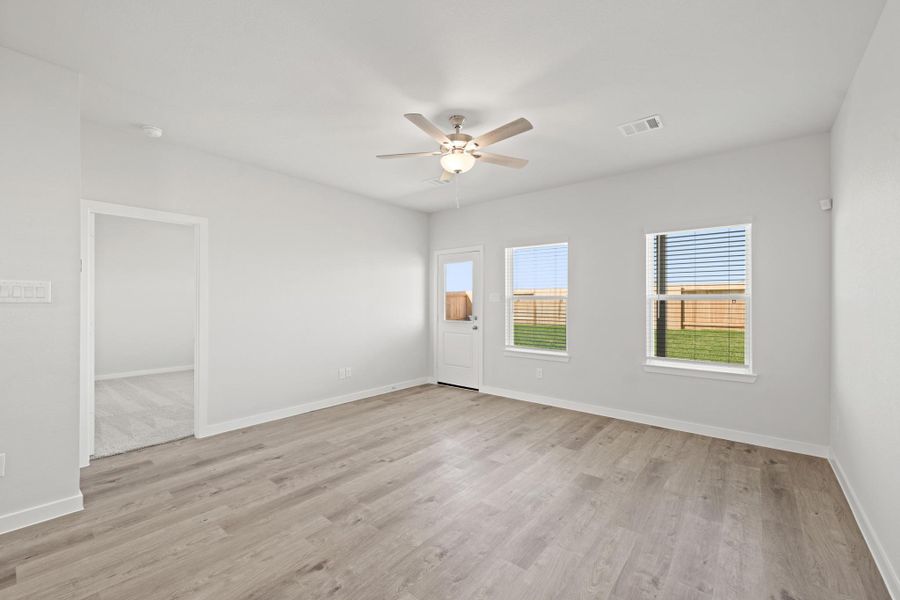 Spacious, unfurnished interior of a new home in Paloma at Sanford Farms, Waller (Image 21).
