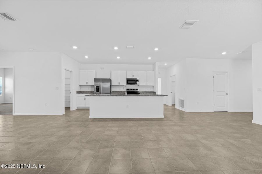 Spacious, unfurnished interior of a new home in Coopers Meadow, Jacksonville (Image 15).