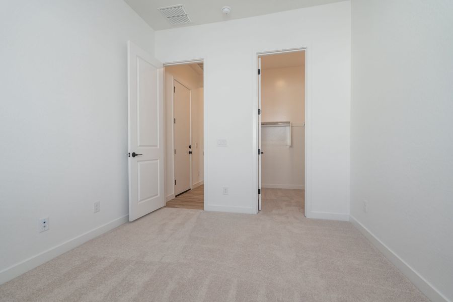 Spacious, unfurnished interior of a new home in Terraza, San Tan Valley (Image 10).