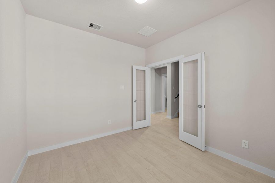 Spacious, unfurnished interior of a new home in Barton Creek Ranch, Conroe (Image 22).