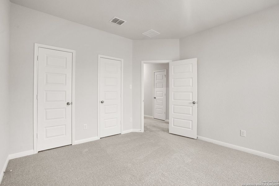 Spacious, unfurnished interior of a new home in Timber Creek, San Antonio (Image 11).